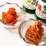 韓国料理の定番キムチと共にとりあえず1杯！！辛味と酸味のバランスでお酒が進みます♪