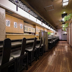 寝屋川で静かに本格和食を堪能したい方へ。がんこ寝屋川店のカウンター席は、職人の技を間近に眺めながら、お一人様でもゆっくりとくつろげる落ち着いた空間。季節の味と和の趣に包まれながら、自分だけの特別なひとときをお楽しみいただけます。出張やビジネス後の食事にもぴったり。