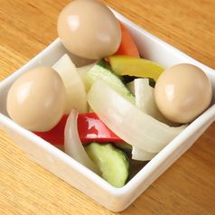 【冷菜】うずら卵と野菜のピクルス盛り合わせ
