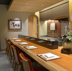 樹齢100年以上の欅の木を使用したカウンター席。目の前で炭火焼きのライブ感を楽しみながら、料理人との会話も弾む特等席です。