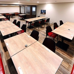 2階フロアには、リニューアルを経て新しく生まれ変わった綺麗な完全個室をご用意しております。最大45名様までの大規模宴会にも対応しており、企業の会合や親族のお集まりなど、大切な場面に最適です。岡山が育んだ厳選食材を使用した旬の逸品を、周囲を気にすることなく上質な空間で存分にご堪能ください。