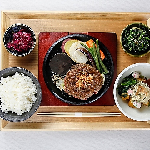 素材にこだわった肉汁たっぷりのハンバーグ・産地にこだわったお米やお味噌汁を堪能♪