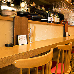 店内にはカウンター席を6席完備◎デートはもちろん、おひとり様でも気兼ねなく食事をお楽しみいただけます。調理風景を眺めてリラックスしながら、心地良い時間を過ごせるのも魅力♪どなたでもお気軽にご来店ください。