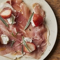 料理メニュー写真&nbsp;なんと！スペイン産生ハムと季節のフルーツコラボ