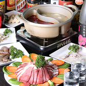 当店名物「2色火鍋セット」が楽しめる「寒い冬におススメ☆火鍋コース」は、特に冷え込む冬場に人気のコースです！紅のスープが特徴的な「本格薬膳スープ」と、牛骨からとった白いスープの2種類のスープでいただく海の幸・山の幸が贅沢にご堪能いただけます◎美味しいスープと食材が、身体を芯から温めます。