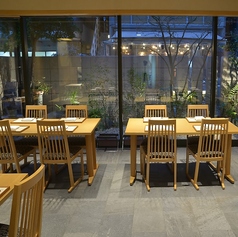 広々としたテーブル席は、様々なシーンでご利用いただけます。ご家族やご友人との楽しいお食事、会社の宴会など、ゆったりとくつろぎながらお過ごしください。