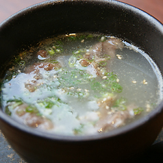松阪牛から出汁を引いたコラーゲンたっぷりのスープに牛すじ肉を加えました。