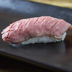 牛赤身肉の炙り寿司