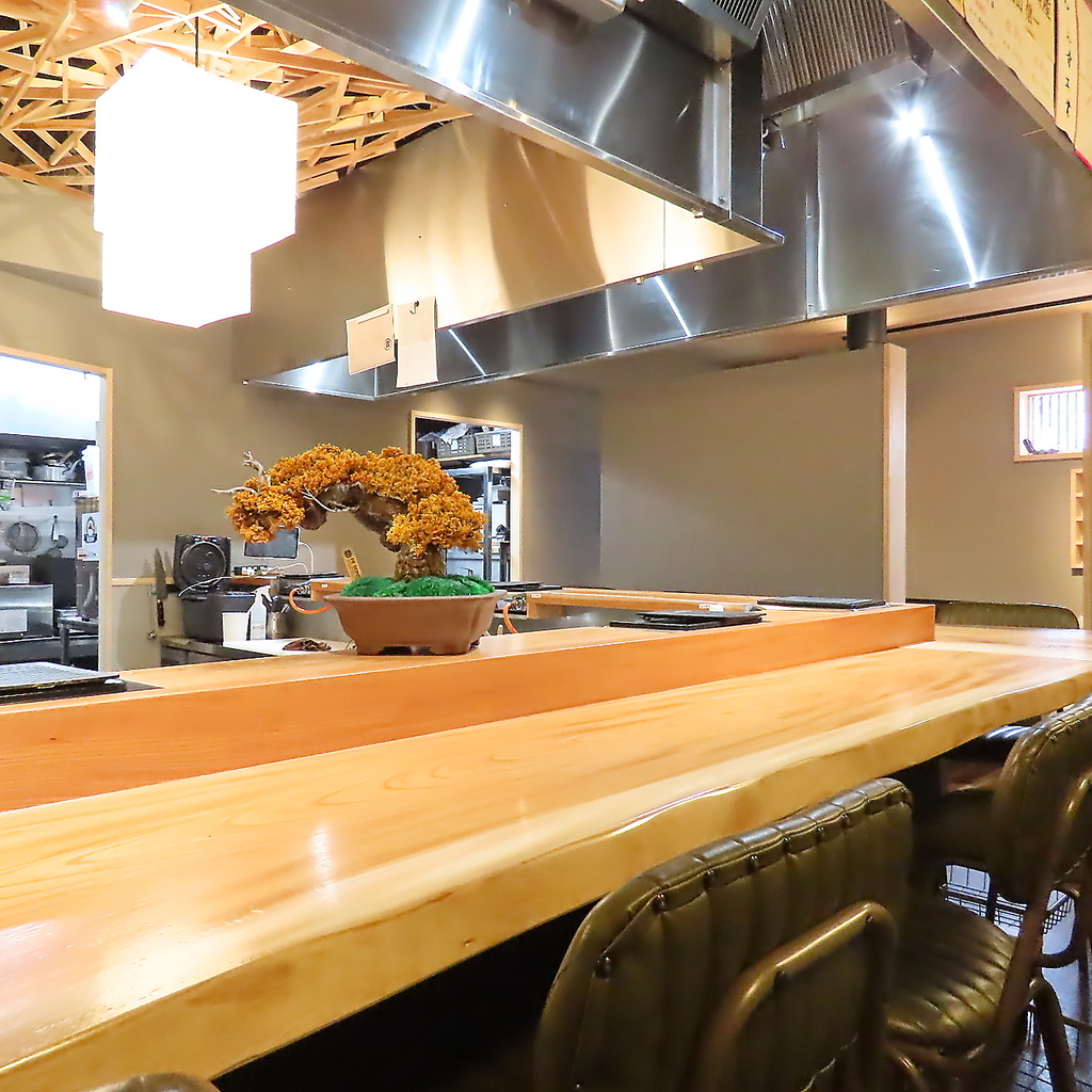 カウンター席ではフルアテンドで熟練したスタッフが肉の美味しさを最大限に引き出してご提供致します