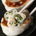自家製の皮に国産豚肉と野菜を合わせた餡を包み、カリっと香ばしく焼き上げた「鄭ちゃん餃子」。もち米で作られた弾力のある皮と、口に入れた瞬間あふれ出すジューシーな肉汁が至福の逸品です◎焼き餃子は一皿429円(税込)、単品でのご注文はもちろん、ご宴会の席ではお酒が進むとの嬉しいお声も♪