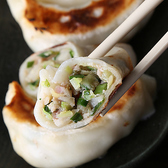自家製の皮に国産豚肉と野菜を合わせた餡を包み、カリっと香ばしく焼き上げた「鄭ちゃん餃子」。もち米で作られた弾力のある皮と、口に入れた瞬間あふれ出すジューシーな肉汁が至福の逸品です◎焼き餃子は一皿429円(税込)、単品でのご注文はもちろん、ご宴会の席ではお酒が進むとの嬉しいお声も♪
