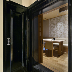 完全個室。接待や記念日に最適な4～6名様用完全個室。落ち着いたプライベート空間で、大切な方とのお食事や会話をゆっくりとお楽しみいただけます。