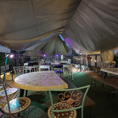 屋上のテーブル席は様々なシーンに活用可能♪ デートなどに◎