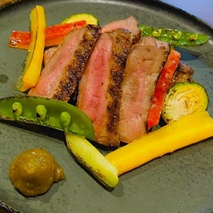 鉄板で焼き上げる！旨味を閉じ込めた肉料理