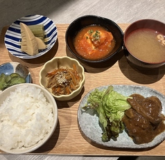 昼も夜も提供!ワタシご飯カスタマイズBee定食