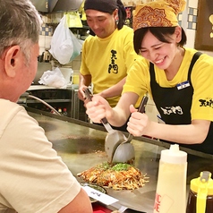 カウンター席10席ご用意しております。アツアツの鉄板の上でアツアツのお料理をご賞味あれ♪