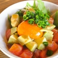 料理メニュー写真&nbsp;サーモンとアボカドのユッケ仕立て