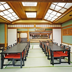 【2階座敷個室/4~16名様】最大16名様まで対応可能◎カジュアルな宴会にぴったりの個室です。4名様からお気軽にご利用いただけます。座敷ながら椅子とテーブルをご用意しており、リラックスした雰囲気の中でお食事を楽しむことができます。広めのスペースを確保しているため、16名様までの大人数の集まりにも最適です!