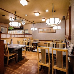 軽なランチから仕事帰りの一杯まで、幅広いシーンに寄り添う心地よい空間。落ち着いた照明と程よい距離感で、友人やパートナーとの会話も自然と弾みます。旬の素材を使った本格和食や季節の一品料理を、駅近の便利な立地で手軽に楽しめる、寝屋川の定番スポットです。