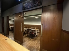 隠れ家のような空間で、特別なひとときをお楽しみください。テーブル席は、最大4名様までのご利用が可能で、他のお客様と相席になることもありますが、事前にお電話でのご要望にもお応えいたします。落ち着いた雰囲気の中、心温まる料理や飲み物を楽しみながら、友人や大切な方との会話をゆっくりとお楽しみいただけます。