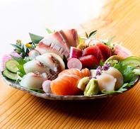 鮮度抜群の刺身と藁焼きの薫り、魚の旨味を引き出す