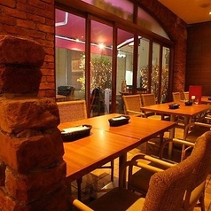 【テーブル席：10名様まで】昼と夜で表情が変わる、ロマンチックな窓際席をどうぞ。当店自慢の窓側席は、 お昼は柔らかな日差しが心地よく差し込み、開放的なランチタイムを演出します。 そして夜は、街のきらめくライトがムードを創り出す、ロマンチックで素敵な空間に。 、特別なひとときをお過ごしください。