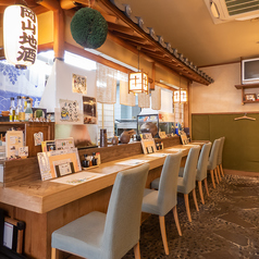 心地よい空間で楽しむ至福のひとときをどうぞ◎当店のカウンター席はおひとり様も大歓迎♪一人でも気軽に入りやすいカウンター席は、6名様までお座りいただけます。しっぽりと大将が釣り上げたお魚をつまみに美味しいお酒をグビッと楽しんだり、お酒と共に他のお客様との出会いを楽しむのもカウンター席の魅力のひとつ◎