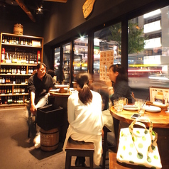 店内はスタッフの陽気な声が飛び交う活気ある雰囲気！ガラス張りの店内にはいつもお客様がいっぱい☆