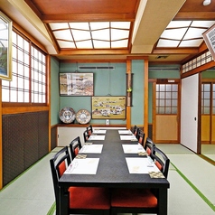 【2階座敷個室/4～12名様】最大12名様までご利用いただける、プライベート感たっぷりの和の空間。畳の敷かれた落ち着いた雰囲気の座敷個室は、4名様からの少人数でもお気軽にご利用いただけます！座敷ですが、椅子とテーブルを完備しているため、足を伸ばしてリラックスしながらお食事を楽しむことができます。