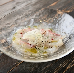 鮮魚のカルパッチョ 自家製パプリカソースとペッパーディル