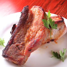 【香ばしい旨みがたまらない！】じっくり焼き上げた≪スペアリブ≫はジューシーで肉の旨みが凝縮♪の写真