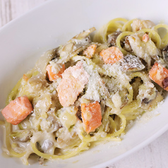 サーモンとキノコのクリームソース