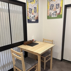 【2名様×1】1名様からご利用可能なテーブル席はカップルや親しい友人との小人数でのお食事に最適です！椅子のお席は座敷が苦手な方にもお使いいただけます。
