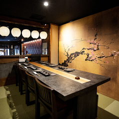 当店の6名様用テーブル席は、気の合う仲間や同僚との小規模な飲み会や宴会に最適です。温かみのある木目調のインテリアが心地よい雰囲気を演出します。彩り鮮やかな料理が並ぶテーブルで、楽しい会話と共に特別なひとときをお過ごしいただけます。