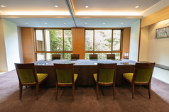 2名様から12名様までご利用頂ける個室のお席もご用意しております。天井が高く広々としたゆったりできる空間です。少人数でのお食事会などにも安心の個室席でお楽しみください。※要予約・室料5500円(税込)