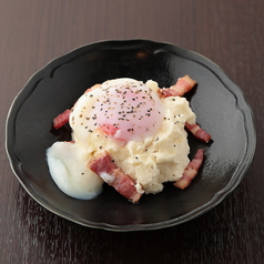 【当店おすすめ】ベーコンと温玉のシーザーサラダです！お食事のお供に★ぜひ皆様でご賞味を♪550円(税込)の写真