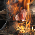 【圧巻の炎】藁焼きの調理風景は必見！大きく燃え上がる炎は迫力満点です！当店の特等席は藁焼き風景がご覧いただけるカウンター席！パフォーマンスを楽しみながら、藁焼きをご堪能ください！