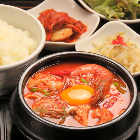 【ドリンクバー×韓国料理おかず食べ放題付き】焼肉・純豆腐チゲなど定食が￥1,800！