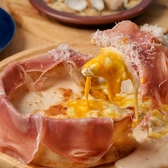 当店名物とろとろのチーズ4種が溢れ出すシカゴピザ。生ハム温玉シカゴピザ、自家製ボロネーゼを乗せたクワトロシカゴピザや、トマトソースをベースにしたマルゲシカゴピザもご用意しております。
