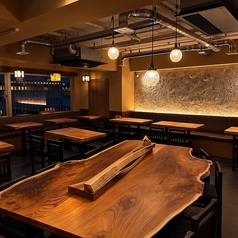 京都・河原町でのお食事やデート、観光の夜にもおすすめの落ち着いたテーブル席。木を基調とした和の空間と柔らかな照明が、ゆったりとした時間を演出します。カップルはもちろん、ご友人やご家族でのお食事にも。京都らしい雰囲気の中で京鴨とお蕎麦をご堪能ください。