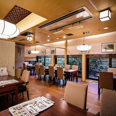 記念日やちょっと贅沢なディナーには、がんこ寝屋川店のテーブル席が最適。程よく仕切られた和空間は、少人数でも落ち着いて過ごせるプライベート感が魅力です。上質な会席料理や美しい盛り付けの一品を囲みながら、特別な時間をゆっくり味わえます。座敷や個室よりもカジュアルに、本格和食の世界へ。