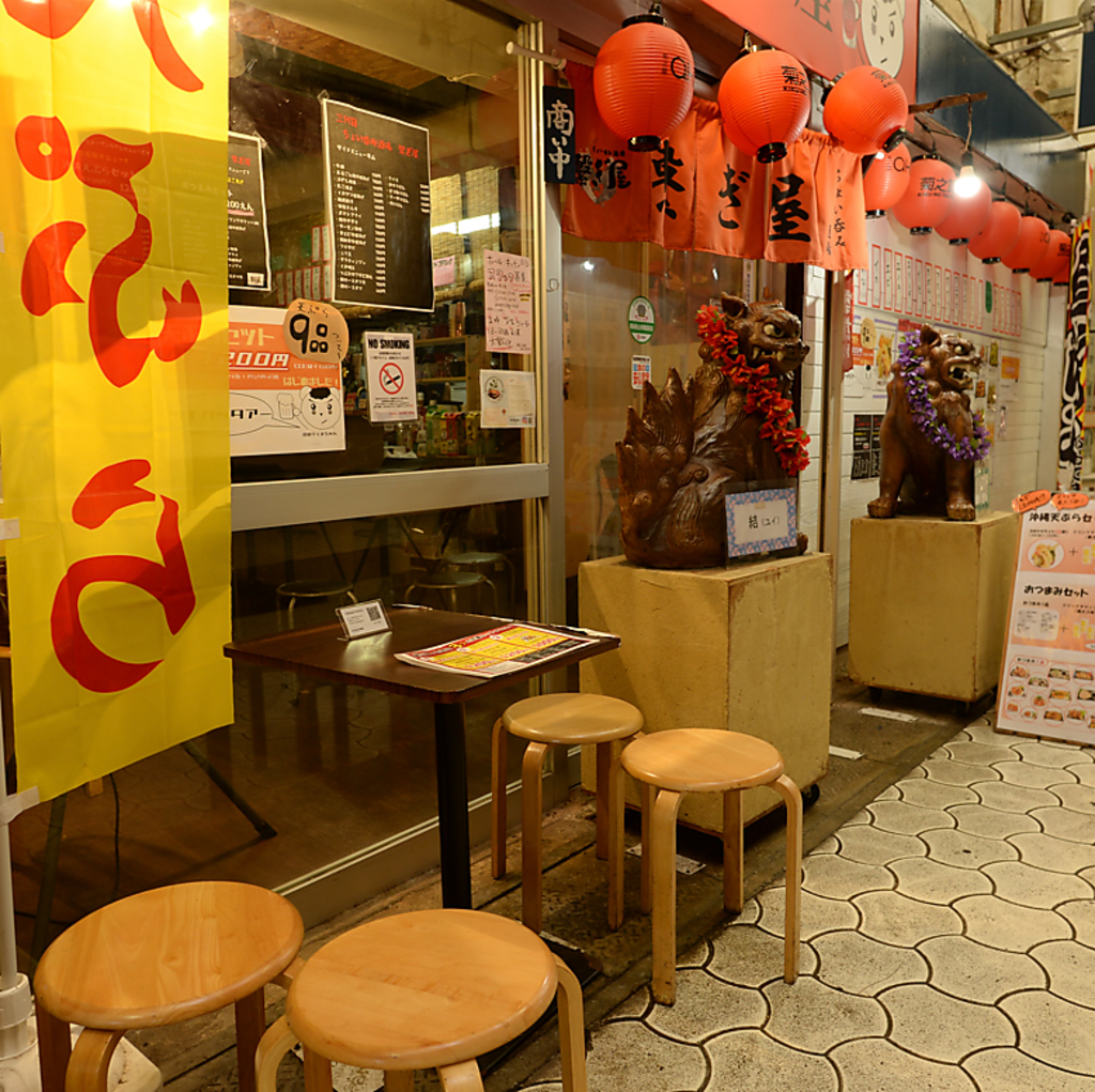 沖縄料理を手軽に楽しめる、沖縄の雰囲気を感じられるお店です☆入り口でシーサーがお出迎えします！