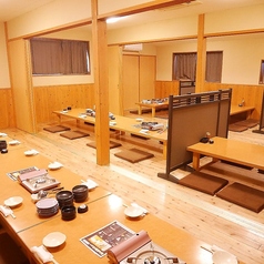 木の温もりが感じられる広々としたお座敷は、少人数から中規模の集まりまで幅広く対応可能です◎2名様からのご利用も大歓迎ですので、ゆったりとスペースを使いたい少人数グループにもおすすめ♪どこか懐かしい和の雰囲気に包まれながら、自慢の創作料理を囲んで、心ゆくまでリラックスした時間をお過ごしください。