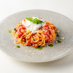 フレッシュトマトとバジルのスパゲティーストラッチャテッラチーズのせ