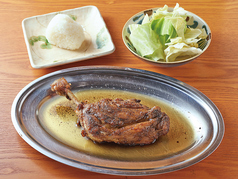香川県丸亀名物！ 骨付き鶏の香味焼き 生キャベツ付きの写真