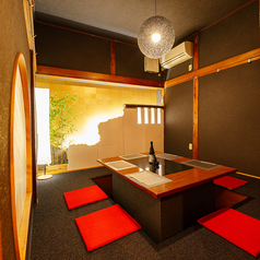 ６名様までの掘りごたつの個室と、４名様までの掘りごたつではない個室の２タイプのお部屋がございます。
