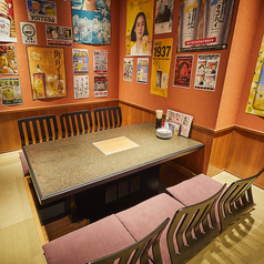 毎日朝8時まで営業！足を伸ばしてゆったりくつろげる掘りごたつ席をご用意◎壁一面に広がるレトロポスターに囲まれた、酔っ手羽らしい賑やかな空間でワイワイ宴会を♪長時間の飲み会でも疲れにくい人気のお席は、会社宴会や友人同士の集まりにぴったり。