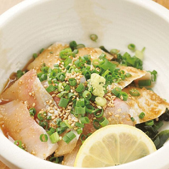 鰤りゅうきゅうの旨赤卵ユッケ