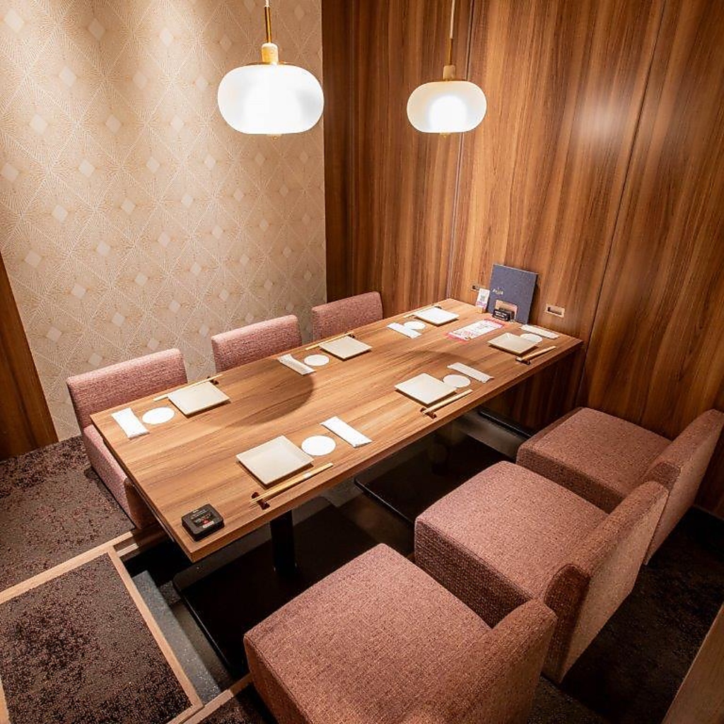 落ち着いた和モダンな店内で、ごゆっくりとお食事をお楽しみ下さい。