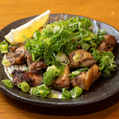 【病みつきの弾力】特製ポン酢と柚子胡椒、たっぷり刻み葱で楽しむ！豪快炭火焼きひねポン≪825円(税込)≫の写真
